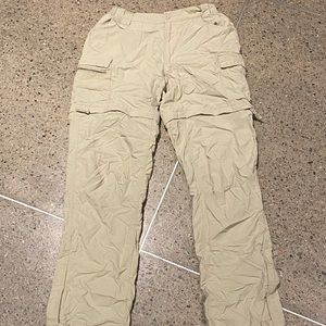 Size Medium women’s cargo pants. They are Cayon creek, light material!
